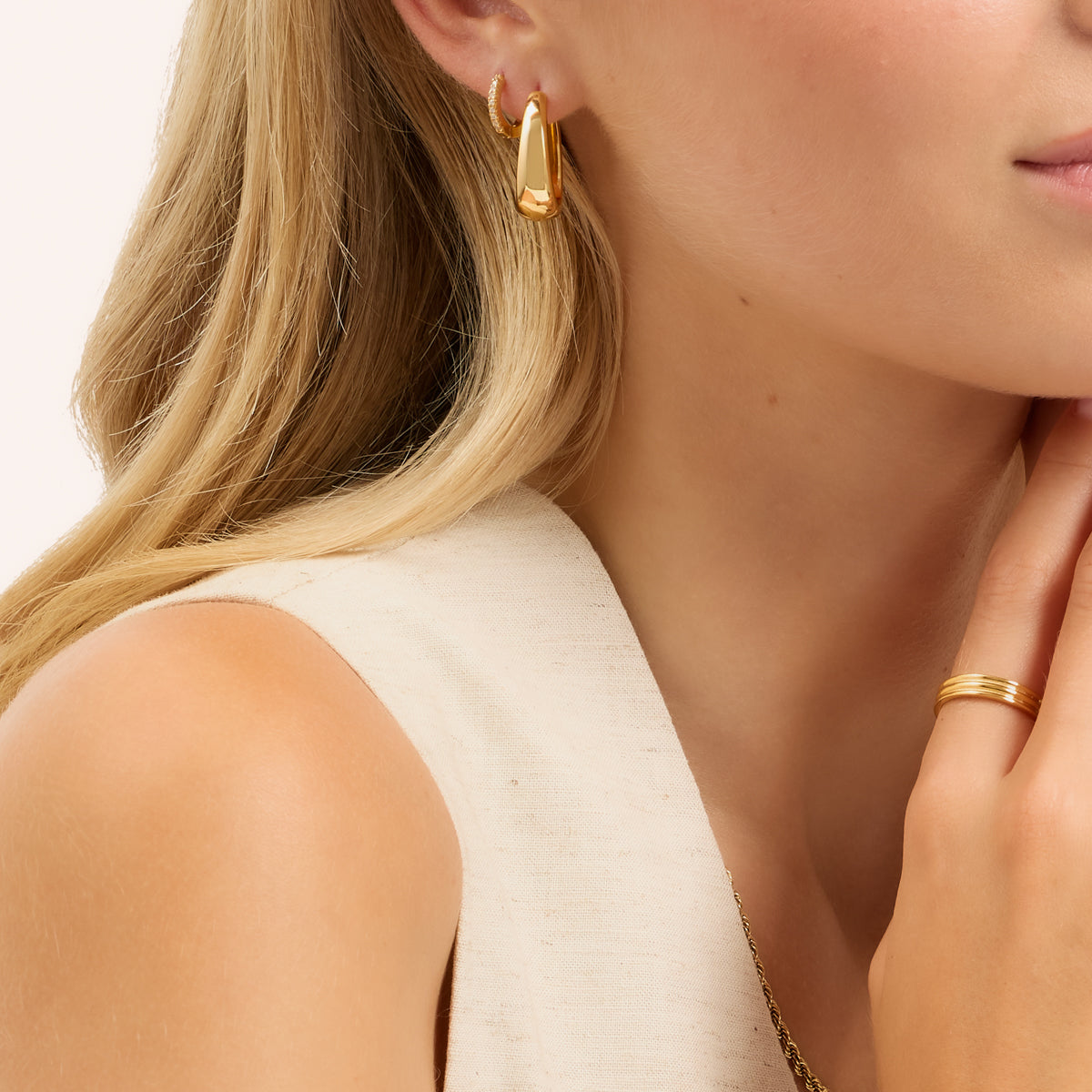 Oval Hoop Earrings (Gold)
