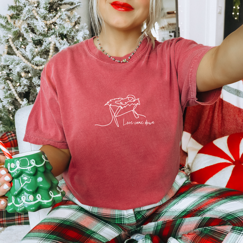 Love Came Down Manger Christmas Christian Cute Graphic T-Shirt
