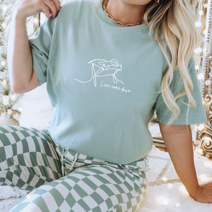 Love Came Down Manger Christmas Christian Cute Graphic T-Shirt